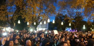 Tym, flakë dhe gurë! Protestë e dhunshme për vrasjen e 25-vjeçarit