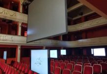 Filarmonia e Sibiut në Rumani, me monitorë në sallë për spektatorët e lidhur në ”zoom”