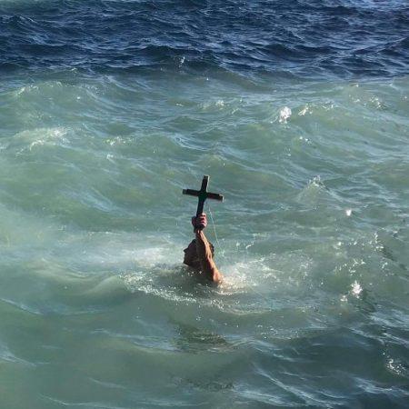 Aruncare în apă după cruce, de Bobotează