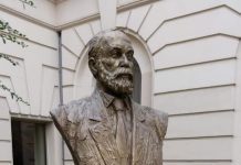 Bustul întemeietorului Statului Albanez Ismail Qemali la București