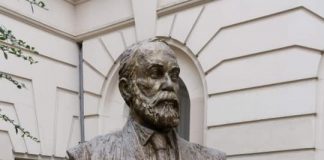 Bustul întemeietorului Statului Albanez Ismail Qemali la București