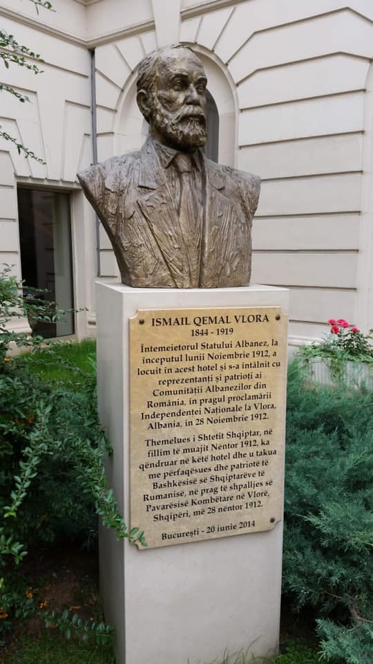 Bustul întemeietorului Statului Albanez Ismail Qemali la București