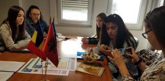 Elevii aromâni în centrul de Informare al României la Korcea descoperă tradițiile de Paști