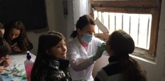 Medicul stomatolog îngrijește sănătatea orală a copiilor din satul Mekat