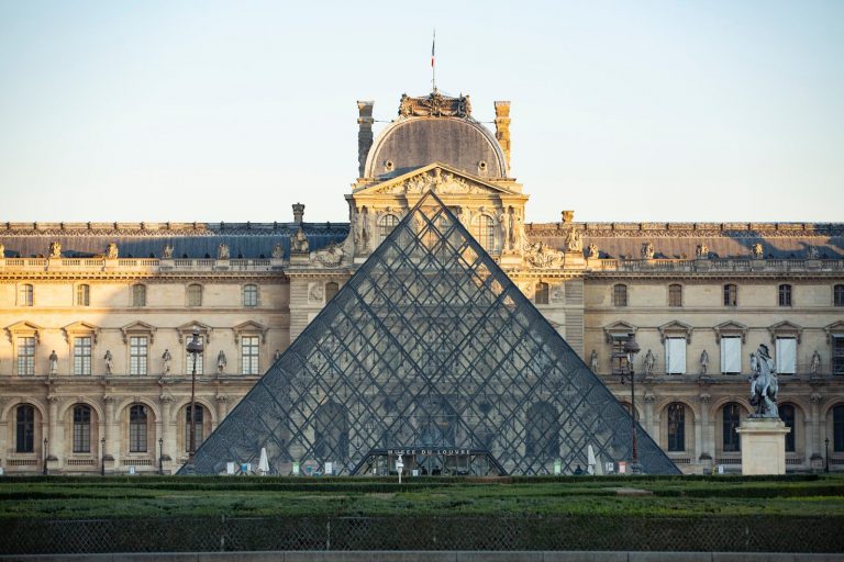Faimosul Muzeu Luvru poati fi vizitat de acasă