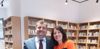Fosta absolventă a Universității de la București comemorează bunicul ei Mimi Dema