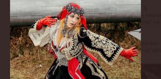 Rita Ora donează portul tradițional Muzeului Etnografic din Tirana
