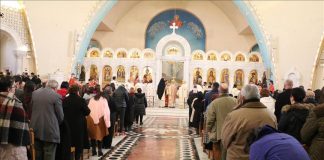 “Să fim oameni mai buni”! Credincioșii sărbătoresc Crăciunul