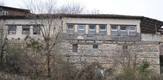 Locuințele caracteristice ale orașului Berat sunt restaurate