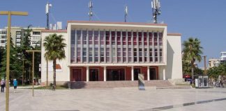 Teatrul “Çajupi” pune pe scenă comedia “Când fuge pisica”