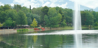 “Căsătoria”, trei seri la amfiteatrul lângă parcul din Tirana