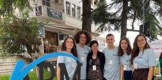 Tinerii din Fier își prezintă compania lor de servicii online la Gjirokastra