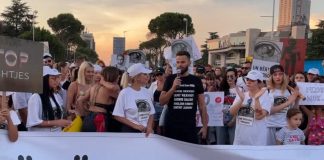 Protest la Tirana în semn de solidaritate cu Priștina