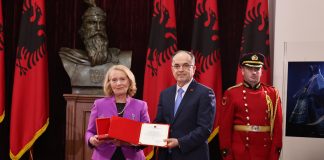 Președintele Republicii, E.S. Begaj o onorează pe renumita etnografă Afërdita Onuzi