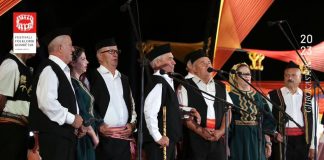 Grupul folcloric aromân din Gjirokastra urcă pe scena Festivalului Național de Folclor