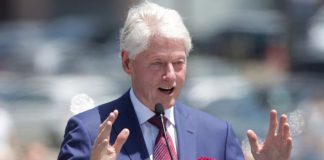 Tirana îl onorează pe Bill Clinton, este decorat cu medalie de către guvernul albanez