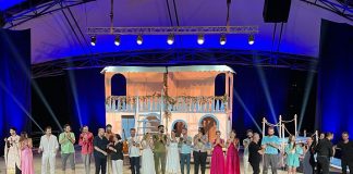 Spectacolul „Mamma mia” la Amfiteatrul Lacului din Tirana