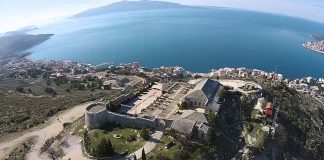 Teatrul Experimental susține spectacol în Castelul Lëkursi din Saranda