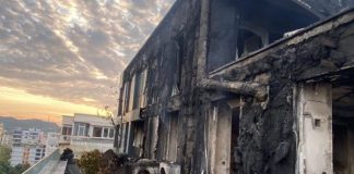 Incendiu de proporții mari, blocul din Tirana este cuprins de flăcări
