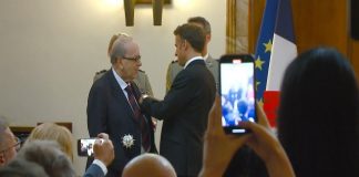 Președintele Macron la Tirana, îi acordă lui Kadare decorația „Marele Ofițer al Legiunii de Onoare”