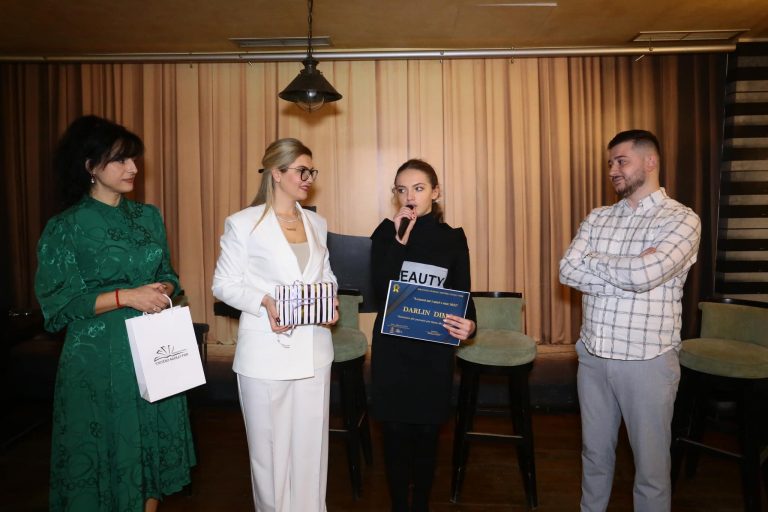 Biblioteca Publică Fier „Dritëro Agolli” își onorează pe cei mai activi cititori cu diplome si cadouri