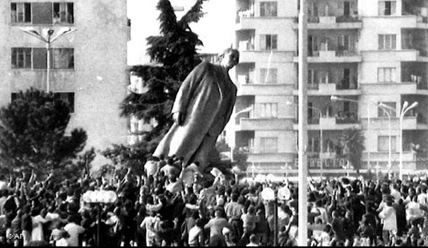 Acum 33 de ani, căderea statuii lui Enver Hoxha iniţia căderea comunismului