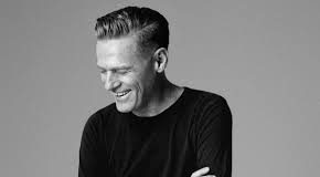 Bryan Adams va concerta la Tirana pe 2 mai intr-un spectacol acustic