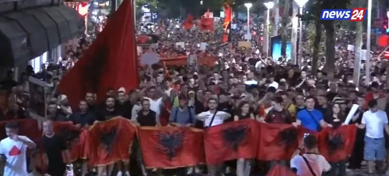 Albanezii continuă să protesteze, mii de persoane în stradă pe străzile capitalei, Tirana