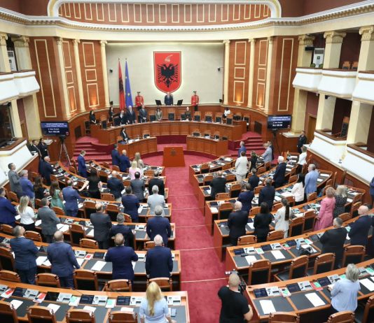 Parlamentul a aprobat noua reformă administrativ-teritorială a Albaniei