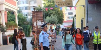 Peste 330.000 de elevi au început noul an școlar 2026–2027